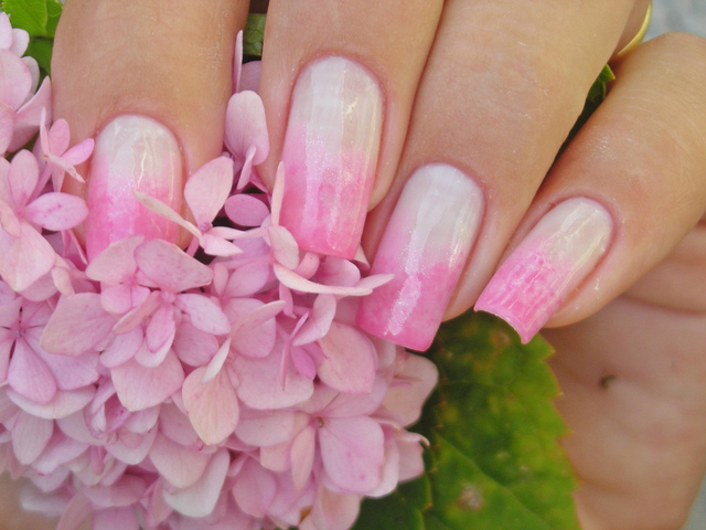 Degradê em todas as unhas em tons de rosa (Foto: Reprodução)